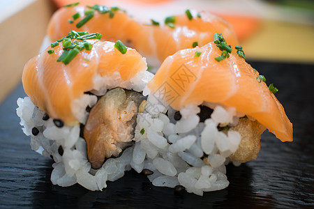 寿司和鲑鱼海藻文化美味食物饮食鱼片螃蟹餐厅盘子海鲜图片