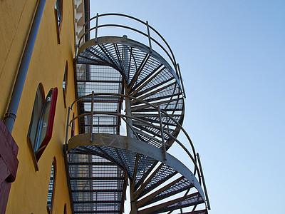 现代金属螺旋螺旋楼梯扶手曲线城市逃生建筑漩涡砖墙房子住宅安全图片