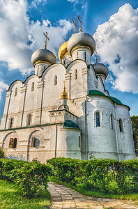 Novodevichy修道院内的东正教教堂 M的标志性地标天炉世界街道晴天寺庙教会天空建筑宗教大教堂图片