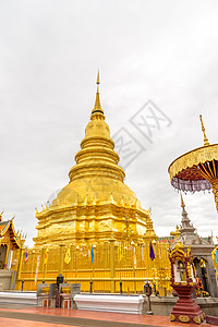 在泰国兰芬的哈里普亨猜寺庙蓝色旅游宗教游客天空宝塔建筑学文化建筑旅行图片