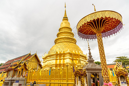 在泰国兰芬的哈里普亨猜寺庙艺术建筑学雕像旅游佛教徒天空金子旅行文化建筑图片