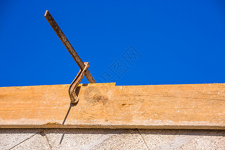 住宅建筑房屋建房 以蓝天为挡木材材料托梁场地住房屋顶财产改造建筑学房地产图片