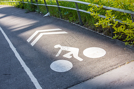 人行道上的骑自行车路牌图片