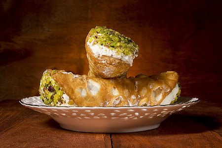 经典西西里根菜脆皮庆典团体奶油开心果服务盘子饮食面包巧克力图片