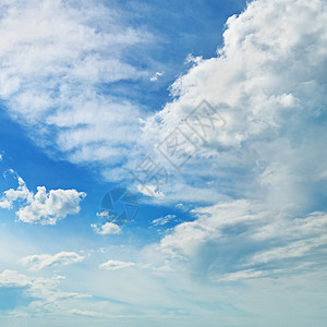 白色的积雪云在蓝天上天空气氛照片阳光水分天蓝色季节雨云沉淀蓝色图片