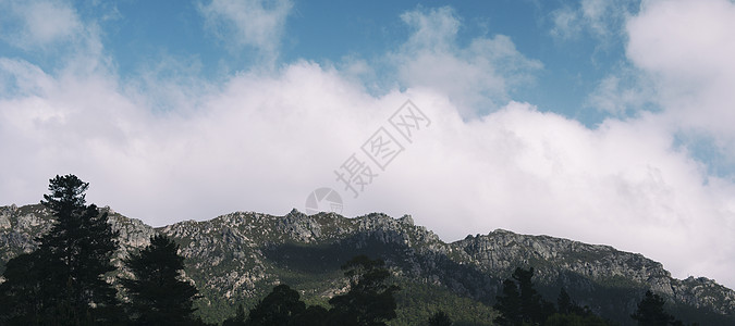 塔斯马尼亚的洛基山脉岩石天空天际游客旅游假期旅行图片