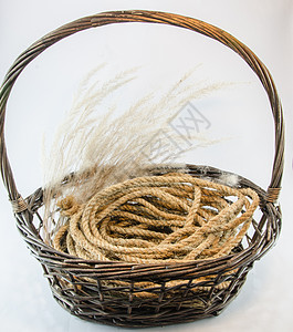 在白色上被孤立的棕褐色篮子棕色工艺缺口柳条轮缘园艺麻布野餐乡村手工图片