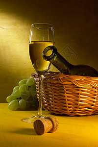 白酒在玻璃和葡萄中餐厅桌子作品绿色食物软木白色酒杯黄色篮子图片