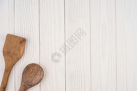 木制勺子和在旧白桌子上弹簧乡村商品工艺家庭食物餐饮木头棕色收藏高架图片