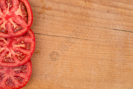 切片板上塞满了西红柿营养农业花园红色白色食物水果木板植物蔬菜图片