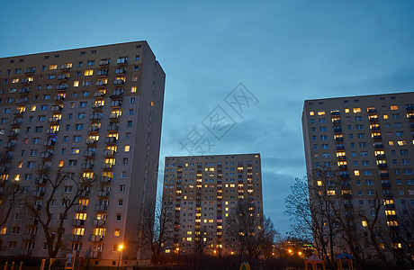 夜间在住宅区的摩天大楼地面草地植物建筑学住房天空财产窗户阳台建筑图片