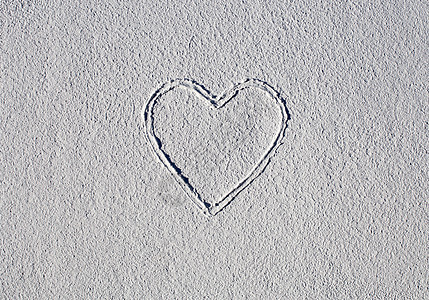 白色结构石膏上的心脏画笔问候概念卡片背景图片