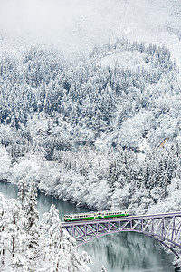 冬季风景火车冰镇风光白色树木铁路农村景观田园森林图片