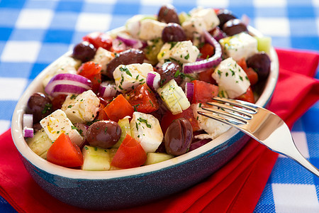Greek沙拉贴近端 配有feta奶酪 橄榄橄榄和番茄黄瓜图片