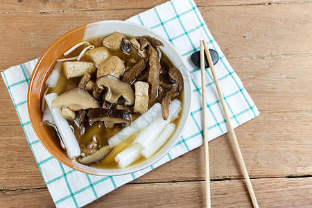 蔬菜卷中国面条汤素食者健康面条豆腐午餐肉汤蔬菜筷子树叶绿色图片
