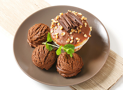 海松松松饼和巧克力冰淇淋榛子甜点傻事棕色小吃食物可可卷发蛋糕配料图片