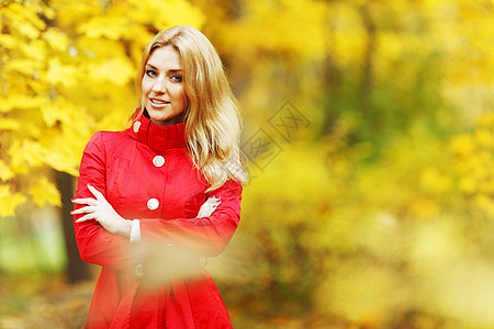 秋天公园的女人公园女孩红色黄色女性叶子树叶女士快乐森林图片