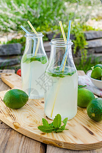 自制薄荷柠檬水排毒青柠玻璃桌子叶子乡村生物水果柠檬草药图片