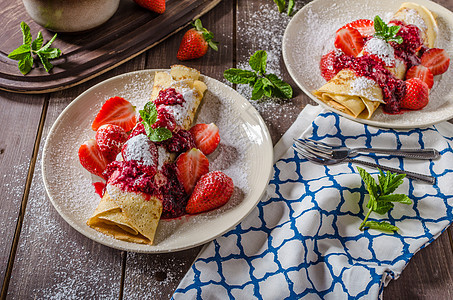 带草莓的煎饼薄荷食物水果甜点浆果美食早餐饼子盘子糕点图片