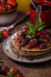 配草莓的美式煎饼午餐盘子橙子果汁小吃木头桌子香草巧克力水果图片