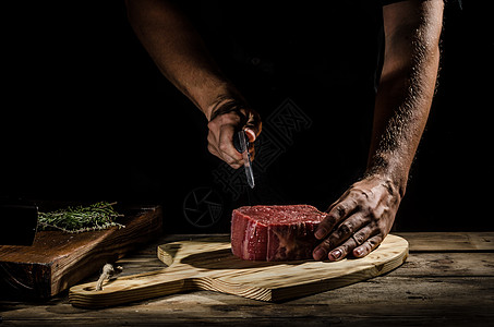 厨师屠夫准备牛肉牛排美食男性成人牛肉木板职业牛扒酒店食物盘子图片