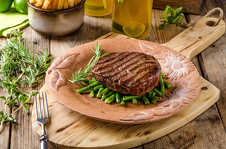 牛肉牛排食物乡村木板腰部灼烧迷迭香肋骨盘子烧烤木头图片