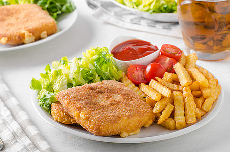 炸奶酪 薯条和生菜沙拉午餐煎饼牛奶食物筹码小吃油炸熏肉美食图片