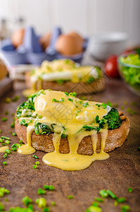 配菠菜的鸡蛋烹饪盘子食物蛋黄美食小吃早餐沙拉脆皮黄油图片
