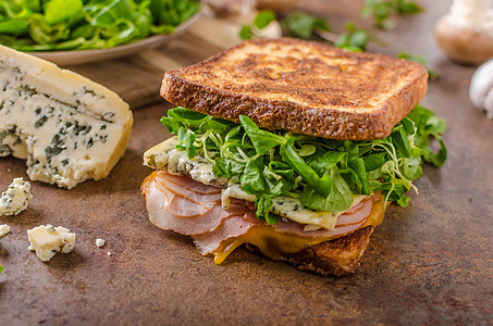法式面包面包蓝奶酪沙拉和火腿木头蓝色早餐午餐木板小吃食物美食干杯杯子图片