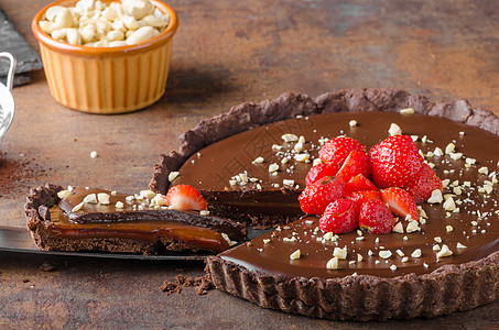 美味的焦糖巧克力巧克力饼奶油盐渍糕点花生蛋糕乡村小吃美食巧克力食谱图片