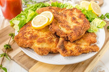 美味的肉桂菜沙拉加沙拉美食猪肉柠檬面包鱼片油炸香菜面包屑乡村餐厅图片