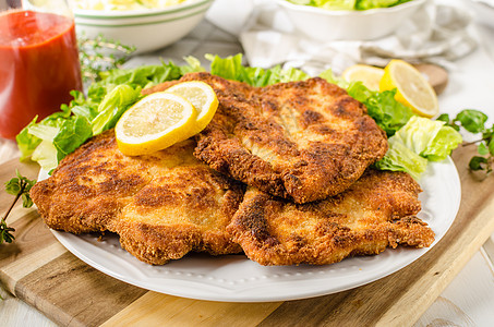 美味的肉桂菜沙拉加沙拉美食盘子猪肉牛扒面包生物乡村面包屑食物柠檬图片