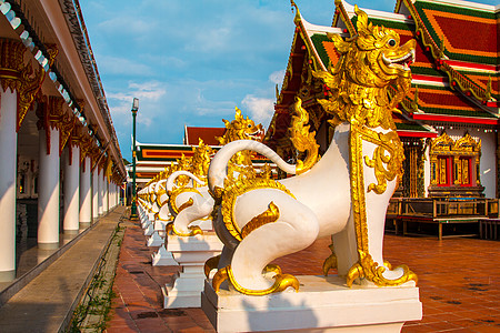 泰国泰国 Wat Pra的雕塑龙天空传统蓝色艺术旅游教会密友文化宗教金子图片