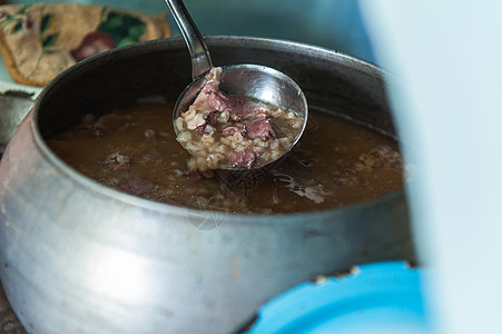 在俄罗斯炉灶中做饭食物黏土铸铁烹饪炉石熏制火焰厨房乡村面包图片