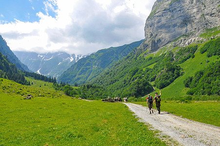 年轻的徒步旅行者在阿尔卑斯山上漫步图片