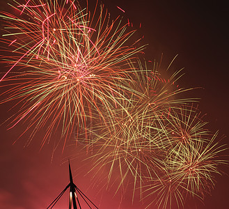 夜空中多彩的烟花城市节日天空派对庆典背景图片