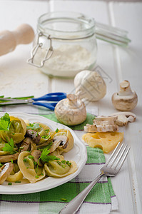 带蘑菇和草药的自制托塔利尼食物烹饪果汁午餐蔬菜美食桌子营养生物面条图片
