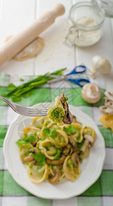 带蘑菇和草药的自制托塔利尼桌子面条营养面粉厨房美食食物盘子生物糖类图片