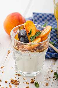 带新鲜果子的希腊酸奶桌子沙拉美食桃子小吃奶制品果汁勺子营养水果图片