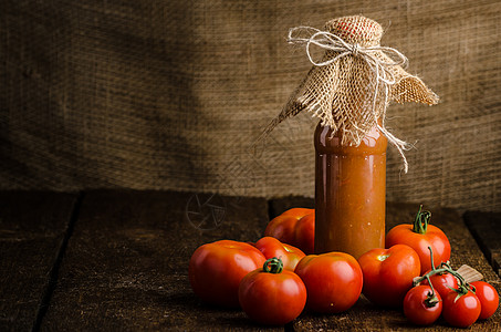 在有机花园种植的番茄自制番茄酱美食薯条香料桌子木板乡村午餐木头烹饪生物图片