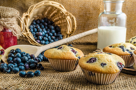 蓝莓松饼杯子小吃篮子芯片牛奶蛋糕乡村早餐美食食物图片