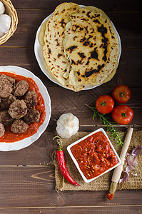 印度午餐     与Naan的肉丸肉桂烹饪胡椒美食蔬菜香料辣椒香菜盘子草本植物图片