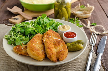 配马铃薯泥和沙拉的Schnitzel美食羊肉鱼片蔬菜油炸生物筹码香菜面包屑柠檬图片