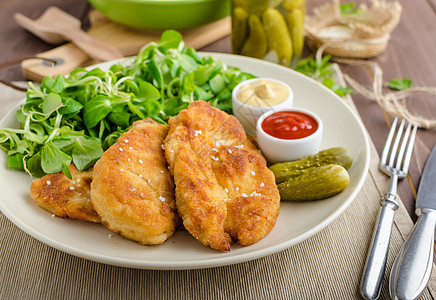 配马铃薯泥和沙拉的Schnitzel美食香菜猪肉油炸筹码羊肉土豆食物蔬菜盘子图片