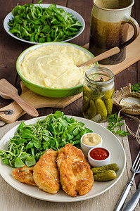 配马铃薯泥和沙拉的Schnitzel油炸鱼片面包屑柠檬羊肉食物蔬菜盘子猪肉生物图片