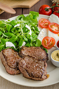 牛肉牛排加沙拉食物午餐奶牛肋骨木板蔬菜炙烤烧烤胡椒盘子图片