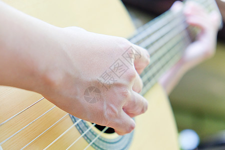 弹吉他娱乐宏观爵士爱好活动唱歌行动演员吉他手女性图片
