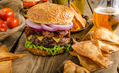 美国粗汉堡包薯条乡村沙拉羊肉午餐餐厅桌子生物美食食物图片