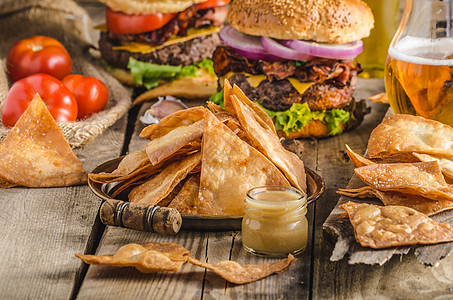 土制玉米饼加生锈汉堡蜂蜜洋葱沙拉餐厅广告蔬菜乡村牛肉美食芝士图片