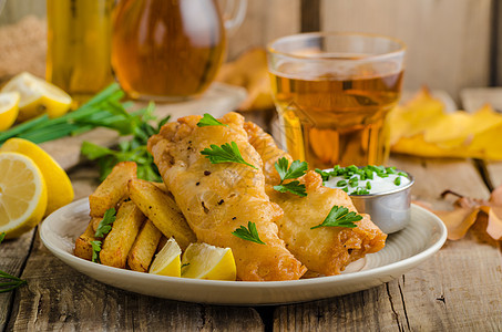 鱼和薯片柠檬海鲜鳕鱼鱼片晚餐饮食脂肪食物垃圾蔬菜图片